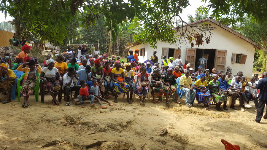 Visite médicale dans la fôret tropical.